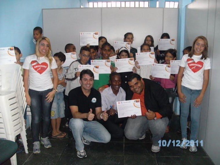 Entrega de certificados a alunos e crianças da comunidade em 2011, quando o grupo ainda era Amoguaru
